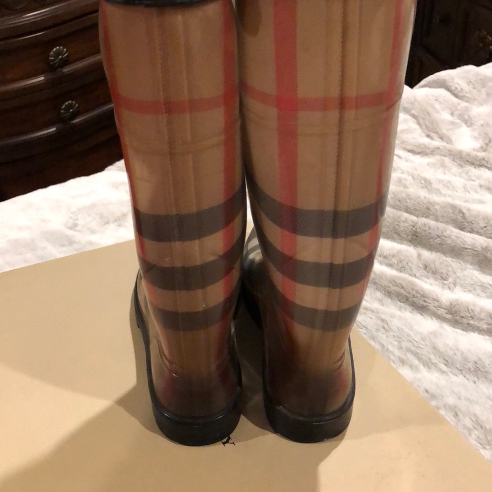 Authentic Burberry rain boots - Picture 5 of 7